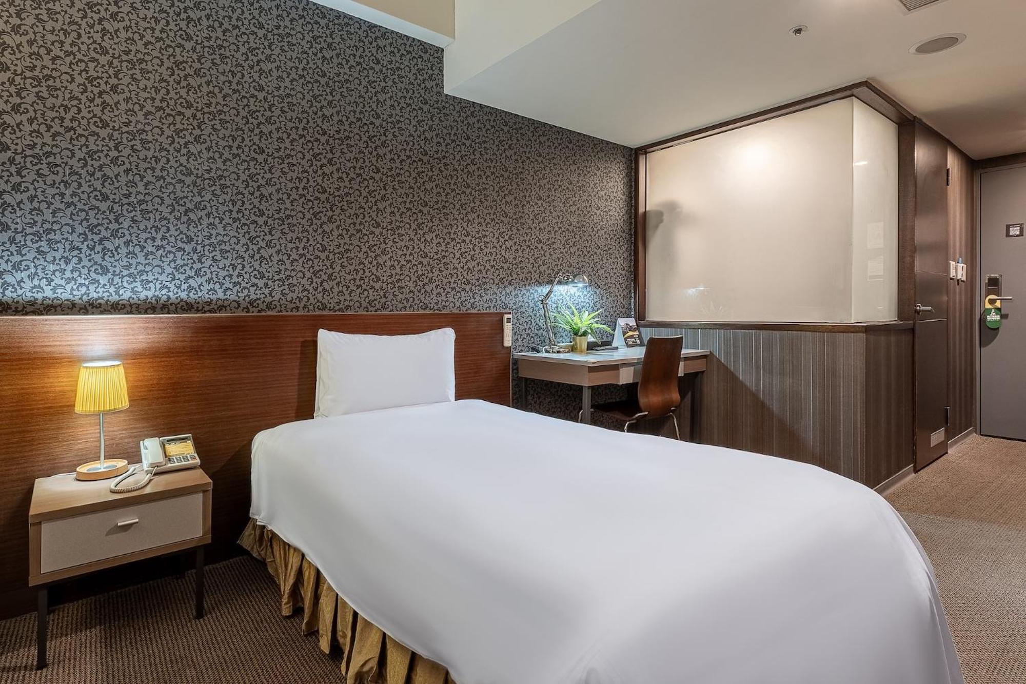 The Galerie Hotel Тайджун Екстериор снимка