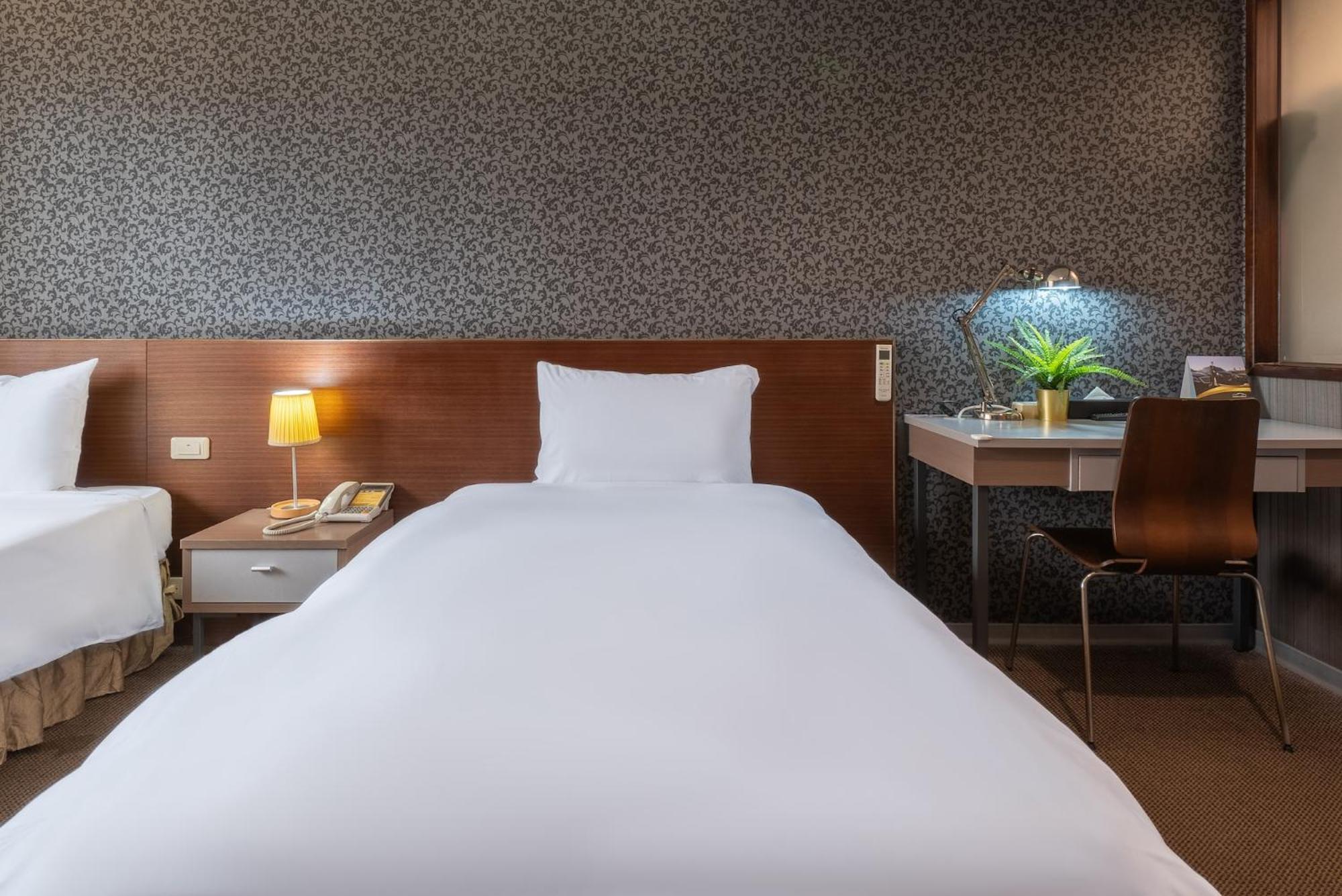 The Galerie Hotel Тайджун Екстериор снимка