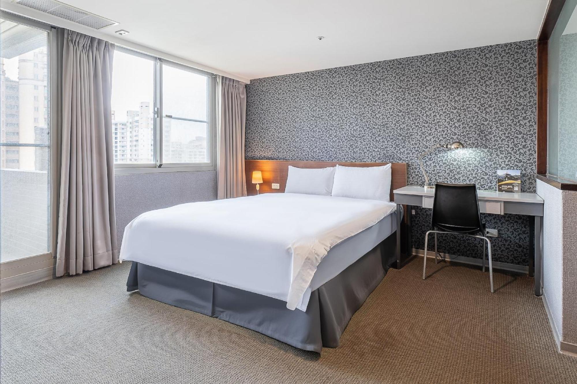 The Galerie Hotel Тайджун Екстериор снимка