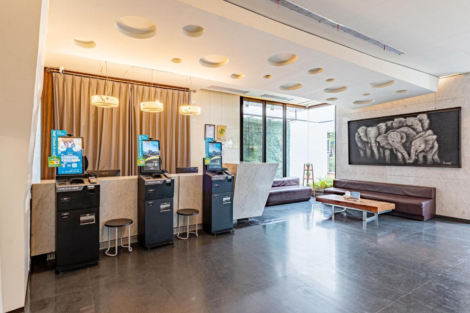 The Galerie Hotel Тайджун Екстериор снимка